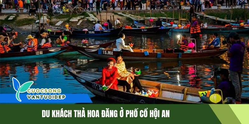 Phố cổ Hội An - Kinh Nghiệm Du Lịch Dành Cho Mọi Người 1 Du khách thả hoa đăng ở phố cổ Hội An